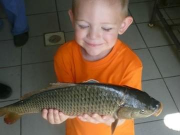 Рыбалка на Ахтубе (лето 2013, ребенок с рыбкой)