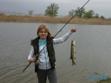 Первая пойманная щука на рыбалка в Астрахани